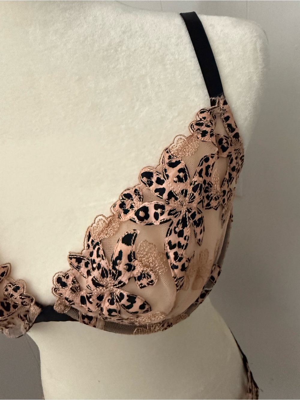 VICTORIA’S SECRET Very Sexy Bra and Garter Belt 34DD - Picture 8 of 16